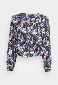Blusa floral com mangas bufantes longas, fundo preto, apresentando padrões em azul, rosa e branco; decote em V e fecho de botão.