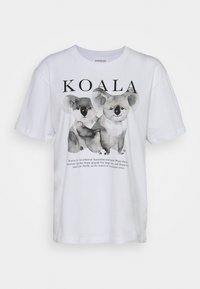 Bílý bavlněný tričko s grafikou dvou koal a černým textem "KOALA" nahoře. Design obsahuje text s definicí níže.