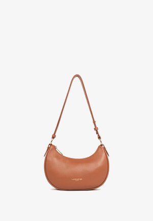 Bruine leren handtas met een gebogen ontwerp, een enkele verstelbare schouderriem en gouden logo-details aan de voorkant. Soepele textuur.