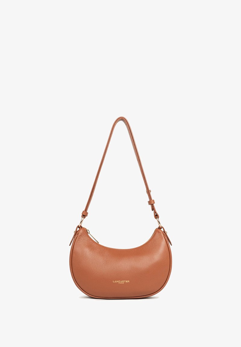 Sac à main en cuir marron au design courbé, avec une seule bandoulière ajustable et des détails en logo doré à l'avant. Texture lisse.