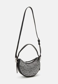 Bolso negro en forma de media luna con una superficie texturizada adornada con cuentas plateadas. Presenta una correa desmontable y un cierre superior con cremallera.