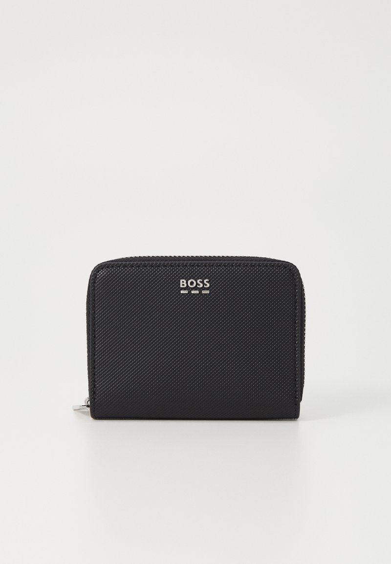 Juodas užtrauktuko piniginė, turinti tekstūruotą audinio išorę, sidabrinį logotipo akcentą ir stačiakampį dizainą. Kompaktiškas ir praktiškas dizainas.