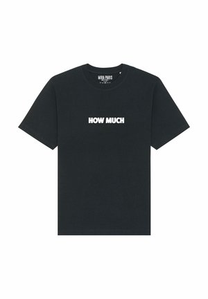 Svart bomulls t-shirt med ett centralt vitt grafiskt tryck med texten "HOW MUCH." Rund hals, korta ärmar och avslappnad passform.