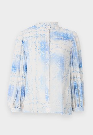 Blusa leggera con fantasia in blu e crema, colletto alto, chiusura con bottoni e maniche lunghe a sbuffo. Presenta dettagli floreali.