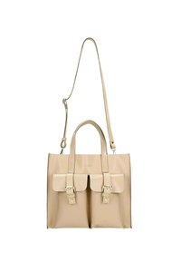Beige leren handtas met twee voorste gespsooq, twee korte handvatten en een lange, verstelbare schouderriem.