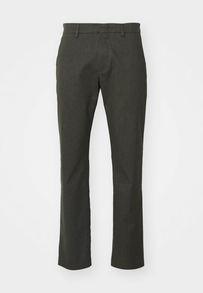 Tumed rohelised kohandatud püksid sirge lõikega, millel on lame eesmine osa, kaks külgtaskut ja sile tekstuur.