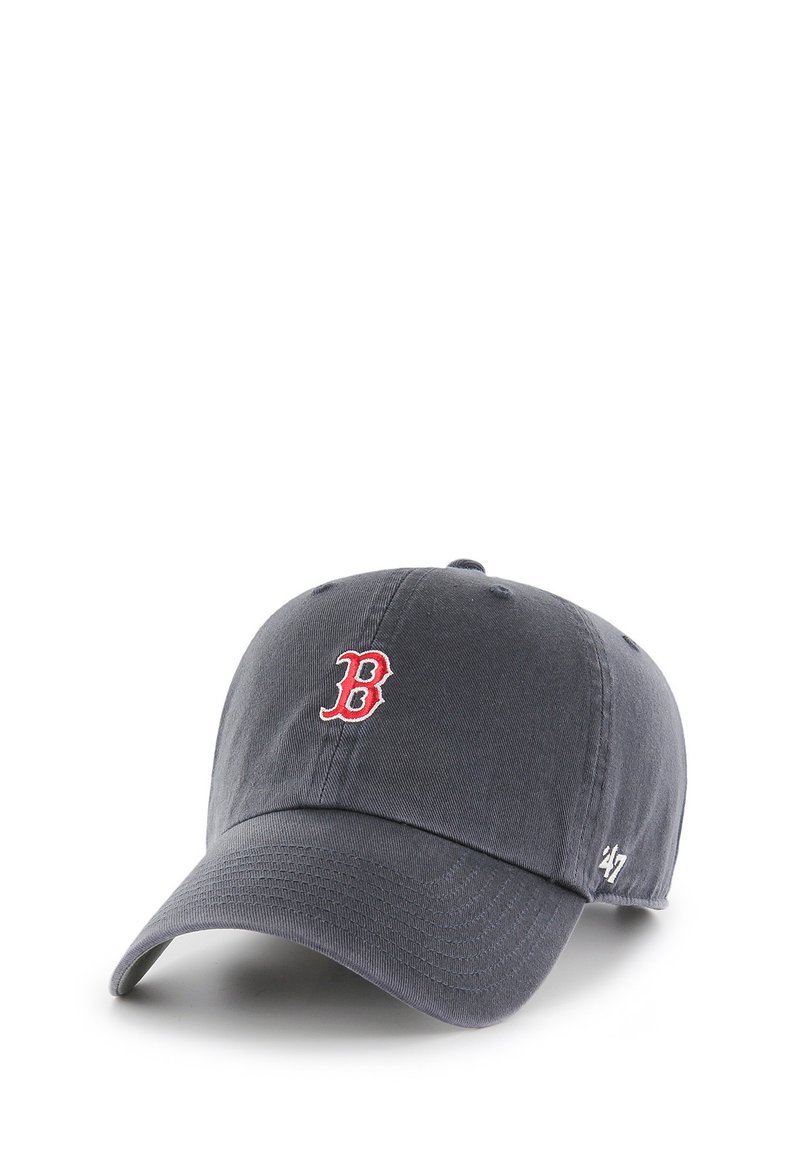 Gorra de béisbol navy hecha de algodón con una visera curvada, que presenta un logo bordado en rojo con una "B" en la parte frontal y un pequeño logo blanco en el lateral.