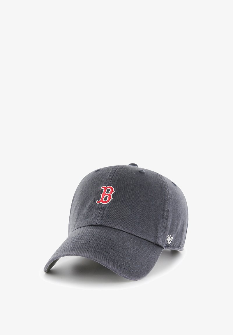 Marineblauwe baseballpet van katoen met een gebogen klep, voorzien van een rode geborduurde 'B'-logo aan de voorkant en een klein wit logo aan de zijkant.