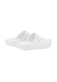 Witte schuim slide sandalen met een open ontwerp, golfpatroonaccenten en een textuur aan de zolen voor grip. Lichtgewicht en flexibele materialen.
