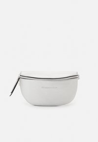 Srebrna owalna torba wykonana z teksturowanej skóry syntetycznej, z czarnym zamkiem błyskawicznym i dyskretnym nadrukiem logo z przodu.