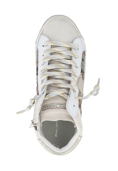 Sneaker alta bianca e beige con lati decorati, lacci beige e bianchi annodati e zip di lato, vista dall'alto.