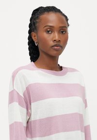 Leichter Strickpullover in pastellrosa mit weißen horizontalen Streifen. Verfügt über einen Rundhalsausschnitt und lange Ärmel, mit einem lockeren Sitz.