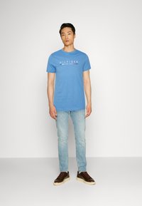 Tommy Hilfiger NEW YORK TEE - Trükipildiga T-särk - sky cloud
