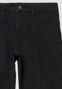 Zwarte katoen broek met knoopsluiting, vijf zakken en gestikte details. Heeft een gladde textuur en een standaard pasvorm.