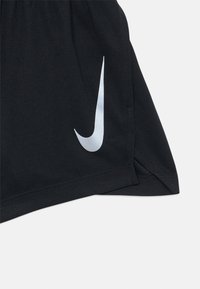Pantaloni corti sportivi neri realizzati in tessuto liscio, caratterizzati da un logo Nike swoosh bianco sulla coscia sinistra e tagli laterali per una maggiore libertà di movimento.