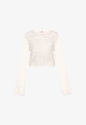 Biały dziergany krótki sweter z długimi rękawami, teksturowanym wzorem, okrągłym dekoltem i ściągaczami na rękawach. Płaski fason bez widocznych zapięć.