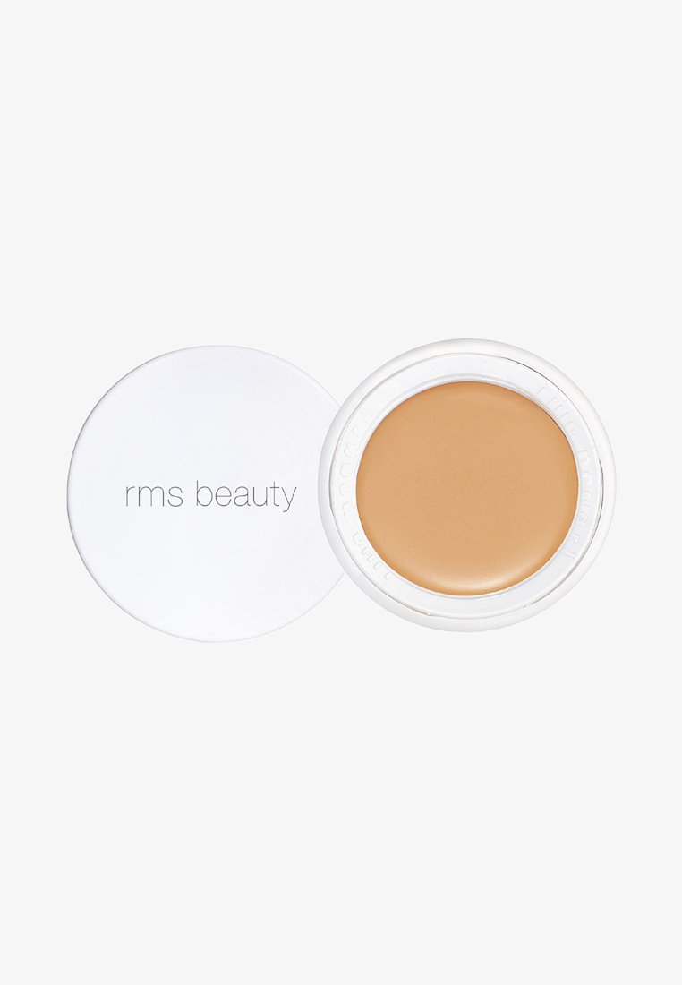 RMS Beauty concealer i en rund vit kompakt. Krämig konsistens, medelbrun färg. Klar topp som visar produkten inuti.