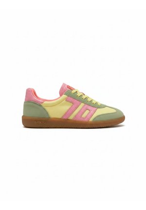 Sneaker basso con tessuto giallo, dettagli rosa a forma del numero 70, dettagli in camoscio verde oliva e suola in gomma marrone.