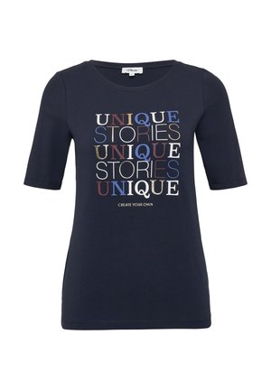 Marineblaue T-Shirt mit rundem Ausschnitt und dreiviertellangen Ärmeln. Es verfügt über eine farbige Textgrafik mit den Aufschriften "UNIQUE STORIES" und "CREATE YOUR OWN."