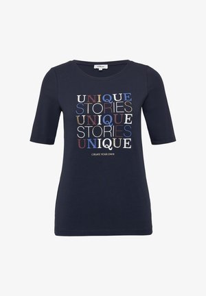 Marineblaue T-Shirt mit rundem Ausschnitt und dreiviertellangen Ärmeln. Es verfügt über eine farbige Textgrafik mit den Aufschriften "UNIQUE STORIES" und "CREATE YOUR OWN."