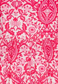 Textilie s květinovým vzorem v jasně růžové a bílé barvě. Obsahuje složité vzory květin a listů s skladanými detaily na lemu.