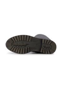 Semelle de botte en caoutchouc noir avec des crampons profonds pour une meilleure adhérence, présentant une surface texturée et un léger talon. Conception durable pour traction et stabilité.