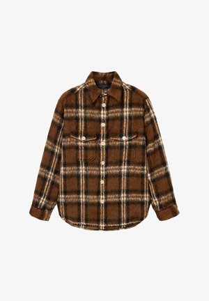 Brun ternet flannel-skjorte med lange ærmer, med to frontlommer og knaplukning; teksturen virker blød og dunet.