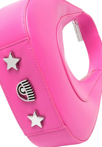 Borse a mano rosa realizzata in materiale sintetico liscio. Presenta accenti metallici a forma di stella e occhio in colore argento, con un design arrotondato e strutturato.