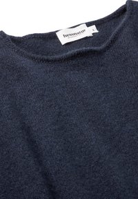 Dunkelblauem Strickpullover mit rundem Ausschnitt, aus weichem Stoff gefertigt. Das Etikett trägt die Aufschrift "hessnatur", Größe klein. Mit einer glatten Textur.