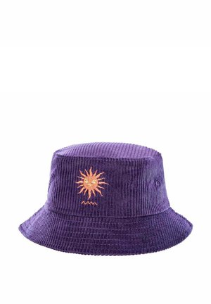 Fioletowy kapelusz typu bucket z sztruksu z pomarańczowym haftowanym słońcem i falistymi liniami z przodu.