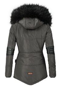 Siva puffer jakna s kapuljačom od umjetnog krzna, rebrastim crnim detaljima na ramenima i zakrivljenim rubom. Mekana tekstura s dizajnom koji prati liniju tijela.