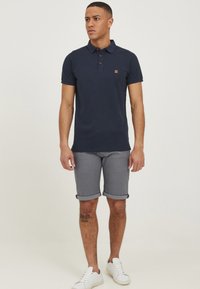 INDICODE JEANS IDFIGNO - Kratke hlače - light grey