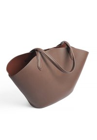 Sac tote en cuir marron avec une texture lisse, sans fermeture, et deux poignées allongées. L'intérieur présente une couleur marron plus foncée contrastante.