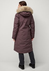 Lang, plommefarvet parka med en aftagelig faux fur hætte, lynlåslommer i siden og en glat, vandafvisende tekstur.