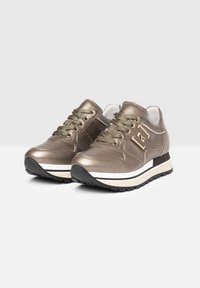 Sneakers dorate metalliche con tomaia in pelle testurizzata, design con lacci, suola bianca e nera e dettaglio logo sul lato.