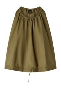 Maslinasto zeleni, lagani gornji dio od tkanine s nabranim dekolteom i pojasom za stezanje. Jednostavan dizajn, bez vidljivih uzoraka ili dodataka.