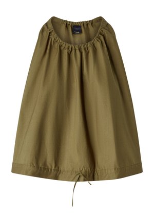 Maslinasto zeleni, lagani gornji dio od tkanine s nabranim dekolteom i pojasom za stezanje. Jednostavan dizajn, bez vidljivih uzoraka ili dodataka.