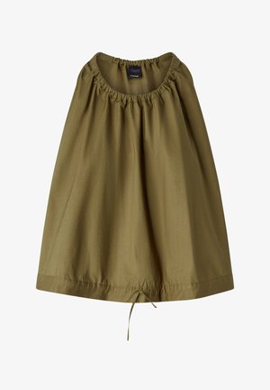 Maslinasto zeleni, lagani gornji dio od tkanine s nabranim dekolteom i pojasom za stezanje. Jednostavan dizajn, bez vidljivih uzoraka ili dodataka.