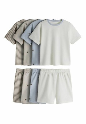 Patru topuri cu mâneci scurte și patru perechi de pantaloni scurți cu talie elastică asortați, în culori neutre și cu modele cu stele sau dungi.