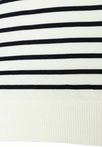 Witte gebreide stof met horizontale zwarte strepen. Geribbelde onderzoom. Soepele textuur met een consistent streeppatroon over de hele stof.