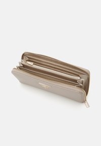 Guess LAUREL LARGE ZIP AROUND - Portemonnee - taupe
