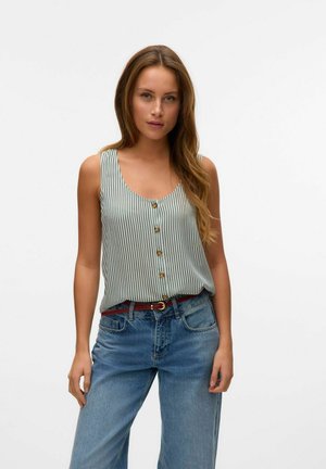 Top senza maniche a righe in verde chiaro e bianco con bottoni frontali e scollatura a girocollo, abbinato a jeans a vita alta blu e una cintura rossa.