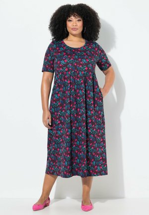 Maxi vestido con estampado floral que presenta mangas cortas, escote redondo y una silueta acampanada. Los colores incluyen rosa, azul y negro.
