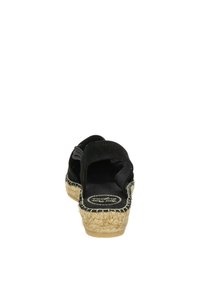 Sandalo espadrille nero con tomaia in suede, schiena aperta e cinturino elastico. Suola avvolta in juta con cuciture nere. Suola piatta in gomma.