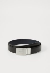 Zwarte leren riem met een glanzende zilveren metalen gesp, voorzien van een rechthoekig ontwerp en een gegraveerde merknaam. Glad textuur, klassieke vorm.