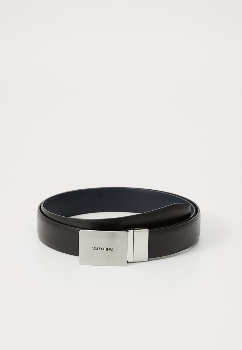 Cinto de couro preto com uma fivela de metal prateado brilhante, apresentando um design retangular e o nome da marca gravado. Textura suave, forma clássica.