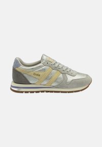 Sneaker retro grigio chiaro con dettagli in suede e metallici, caratterizzati da strisce laterali gialle, una suola imbottita e un design con punta arrotondata.