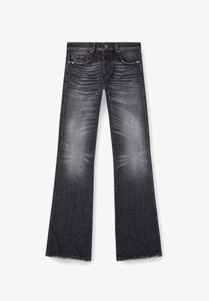 Sāņos plati melni džinsi ar izbalējušu krāsu, pieci kabatas un viegla nolietojuma efekts uz augšstilbiem. Iekļauts aizdare ar pogu un šuvju akcenti.