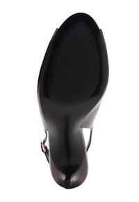 Čierna lodička na vysokom opätku so štýlovým, lesklým patentovaným koženým vrchom. Má špicatú špičku a štruktúrovanú gumovú podrážku pre lepšiu trakciu.