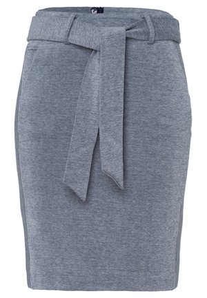 Jupe grise longueur genou avec une ceinture assortie en tissu nouée à la taille et deux poches latérales.